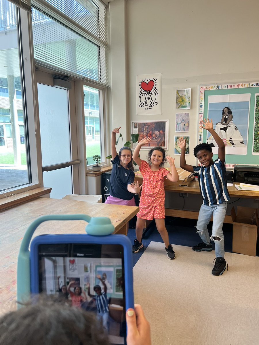 MsRannalsArt's tweet photo. Our @APS_SPARK artists loved using @GoosechaseEDU to find their way around the art room! Thanks @STEMbieda for the resource! 🎨🐉 #beSPARK #SPARKle @drjtoney @sarapruett5 https://t.co/cUZFuDlSM7