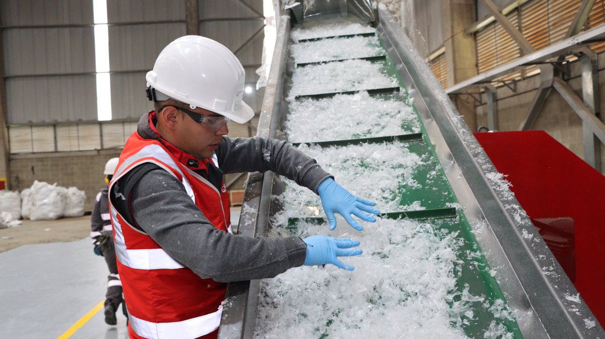 Veolia_Co's tweet photo. ¿Ya conoce la máquina que transforma plástico, específicamente polietilenos de baja densidad, en pellets que regresarán al proceso productivo en forma de bolsas y empaques? Conozca más sobre #PlastiLoop: https://t.co/mhgqeN6ILN https://t.co/h3GG6Qvgvo