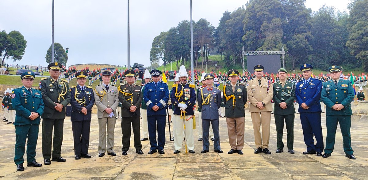 COL_EJERCITO's tweet photo. Agregados Militares y de Defensa en #Colombia, acompañaron la conmemoración de los 204 años de la Batalla de Boyacá y el #DíaDelEjército.

#PatriaHonorLealtad https://t.co/qHrtbeTjhN