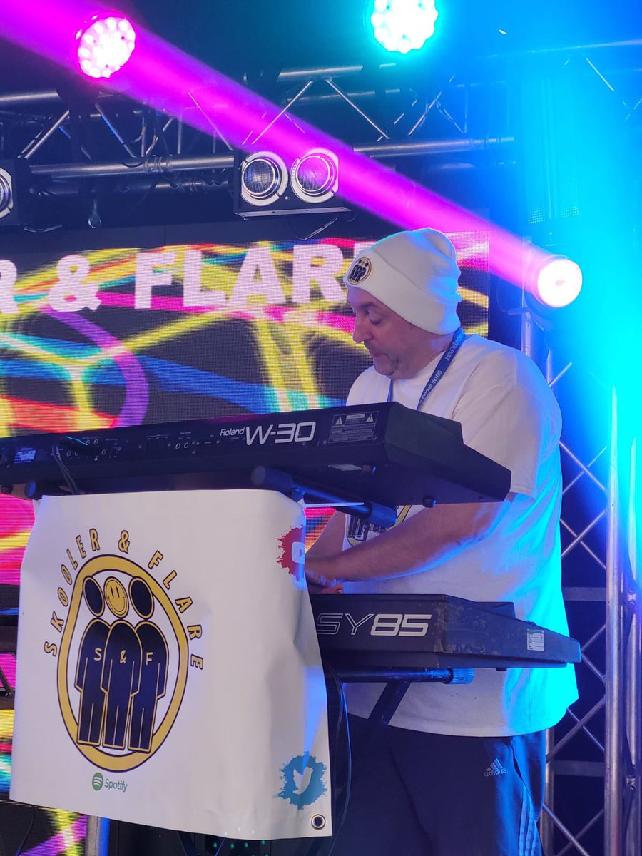 Bill Skooler setting up the gear / Sound check ..
#Rave #Oldskool #Hardcore #Breakbeat