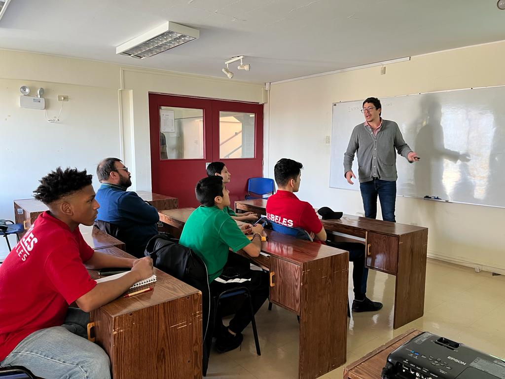 RessetChile's tweet photo. Un grupo de alumnos de 1ero medio visitó las dependencias del Centro de Estudio de los Recursos Energéticos de la Universidad de Magallanes (CERE-UMAG).

Lee la noticia completa aquí ⬇️⬇️⬇️

https://t.co/HnzCNiOYOn https://t.co/KY7l57NnVV