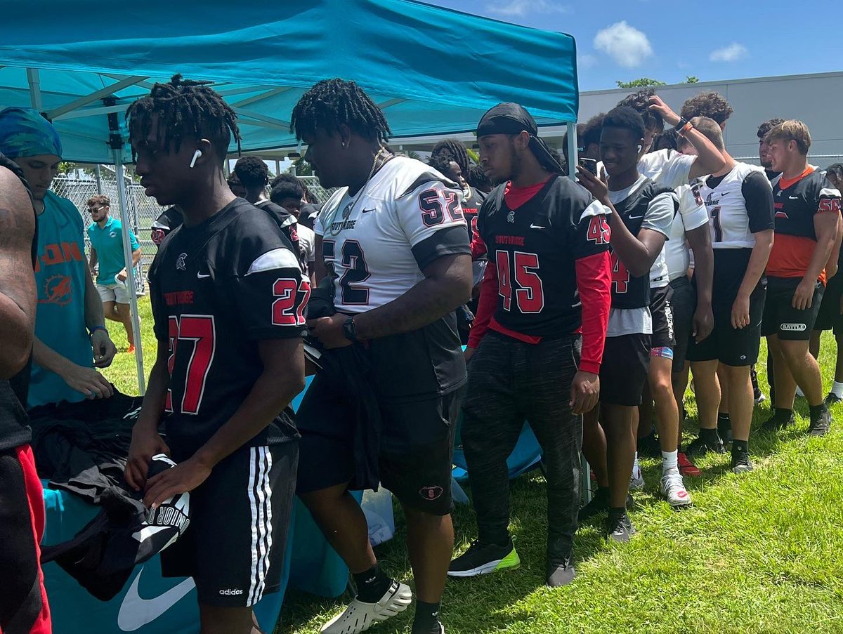 theridgefb's tweet photo. #SouthridgeFootball Thank You 
@MiamiDolphins @juniordolphin @nikefootball incredible display of generosity to @theridgefb today. #Blessed #AllIn #305 @FootballHotbed @larryblustein @TheCribSouthFLA @JerryRecruiting @FHSAA @GMAC_MDCPS https://t.co/2T3cwnsW9Y