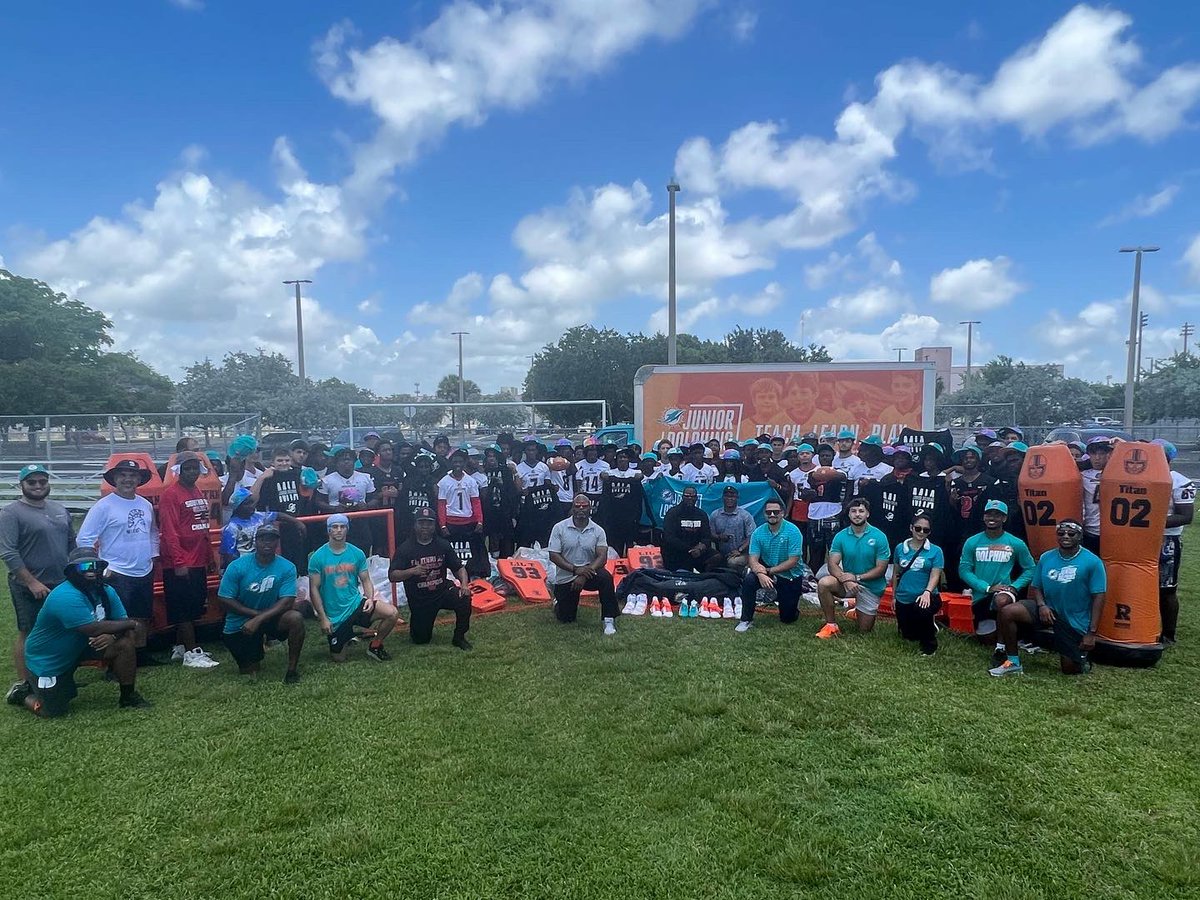 theridgefb's tweet photo. #SouthridgeFootball Thank You 
@MiamiDolphins @juniordolphin @nikefootball incredible display of generosity to @theridgefb today. #Blessed #AllIn #305 @FootballHotbed @larryblustein @TheCribSouthFLA @JerryRecruiting @FHSAA @GMAC_MDCPS https://t.co/2T3cwnsW9Y