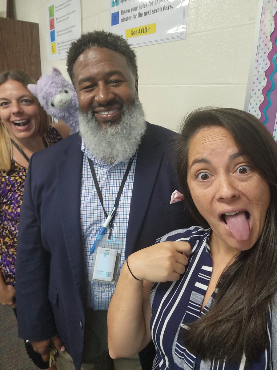 MissCWaterfield's tweet photo. Happy First Day!! 💛🖤 @AngelaDexheimer @coachcjones76 @KrisBailes @BMSatRSD2 #bmsmakeithappen #backtoschool https://t.co/jRC82fiF3d