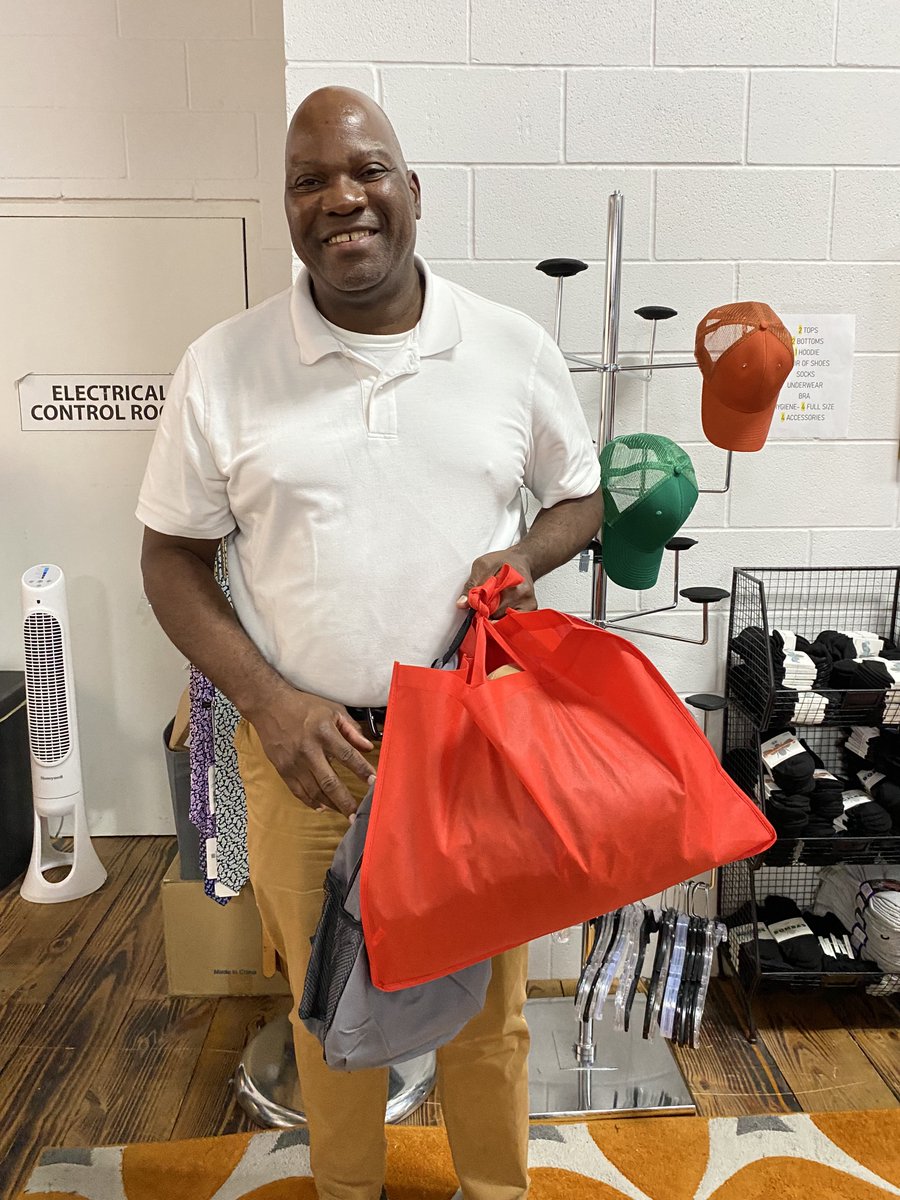 HoustonThreads's tweet photo. So grateful for the agencies who stopped by today and picked up more referred youth's bags! Each youth receives two tops, two bottoms, shoes, essentials, & hygiene all for FREE!
#local #nonprofit #houstonthreads #love #SupportingOurYouth #vibe #Check #LikeAndShare https://t.co/zGEibgVQzQ