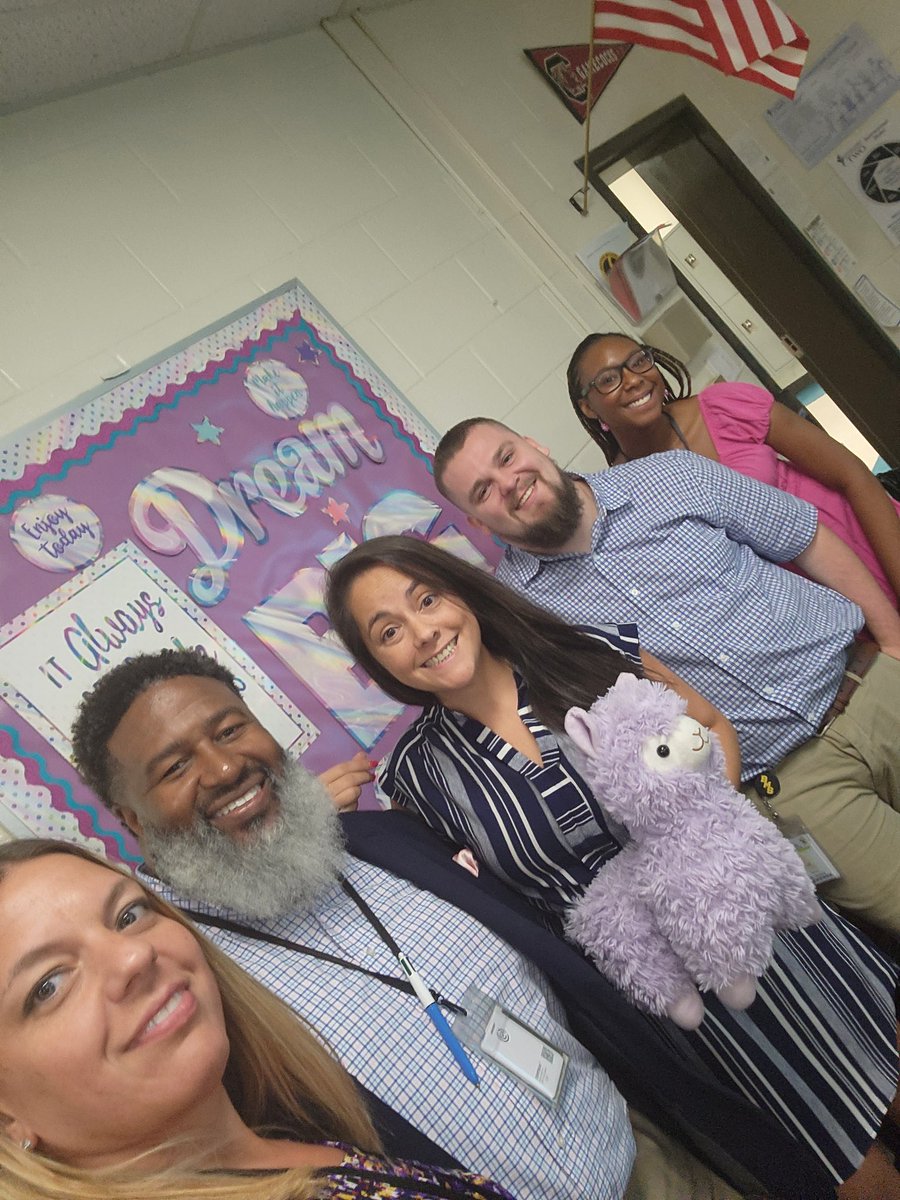 MissCWaterfield's tweet photo. Happy First Day!! 💛🖤 @AngelaDexheimer @coachcjones76 @KrisBailes @BMSatRSD2 #bmsmakeithappen #backtoschool https://t.co/jRC82fiF3d