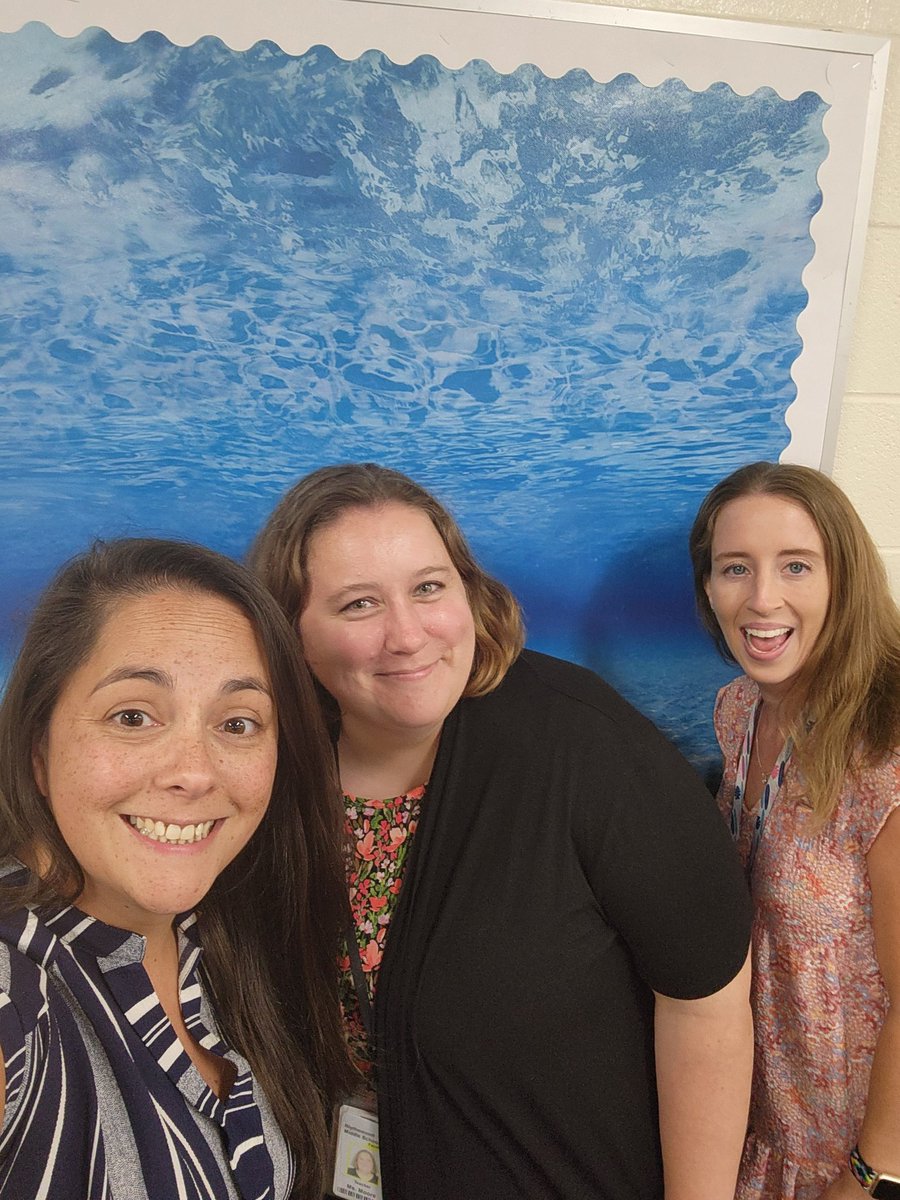 MissCWaterfield's tweet photo. Happy First Day!! 💛🖤 @AngelaDexheimer @coachcjones76 @KrisBailes @BMSatRSD2 #bmsmakeithappen #backtoschool https://t.co/jRC82fiF3d
