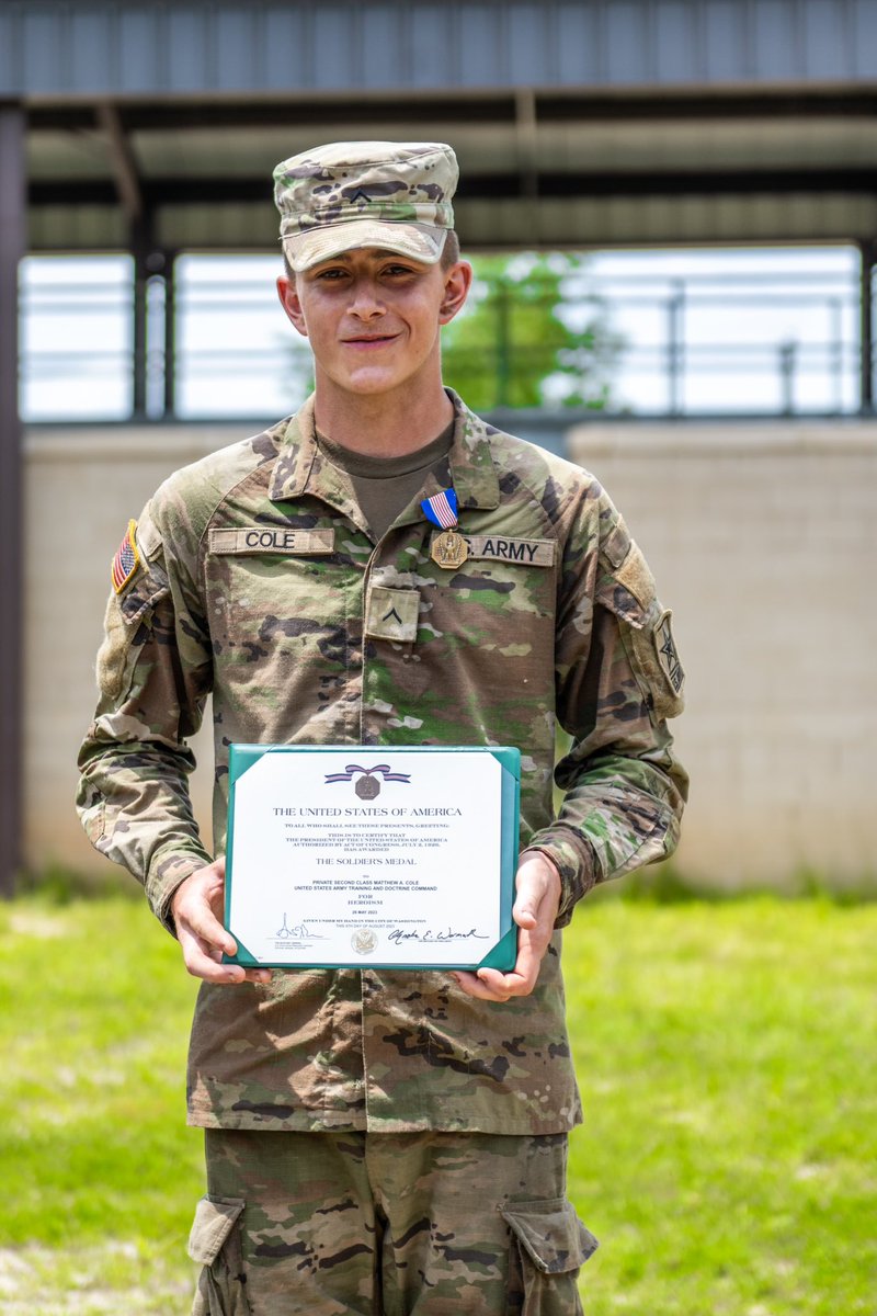 curtisbuzzard's tweet photo. Some great pics of PFC Matthew Cole being awarded the Soldier’s medal by GEN Brito and also being promoted by his Drill Sergeant!  Great day at Fort Moore! @MCoEFortMoore #BeMoore https://t.co/RtHzqSHYQL