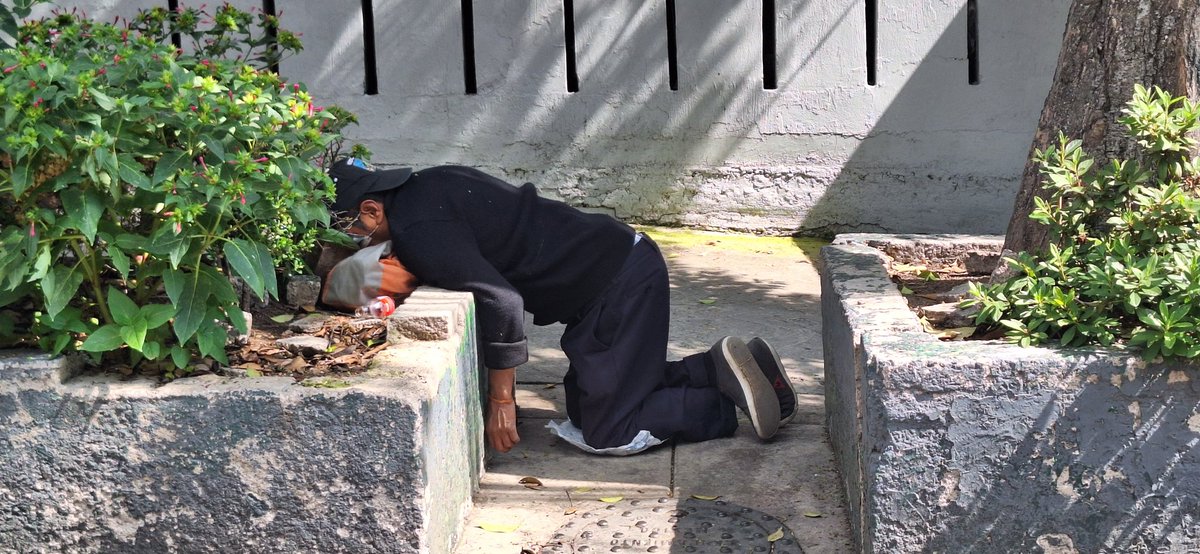 diegooloo's tweet photo. @C5_CDMX quiero reportar a esta persona aparentemente masculino lo observe unos min mientras cruzaba sobre calle puebla y av salamanca y parecía no respirar y la posición en la que está es bastante rara https://t.co/18SejP4W4X