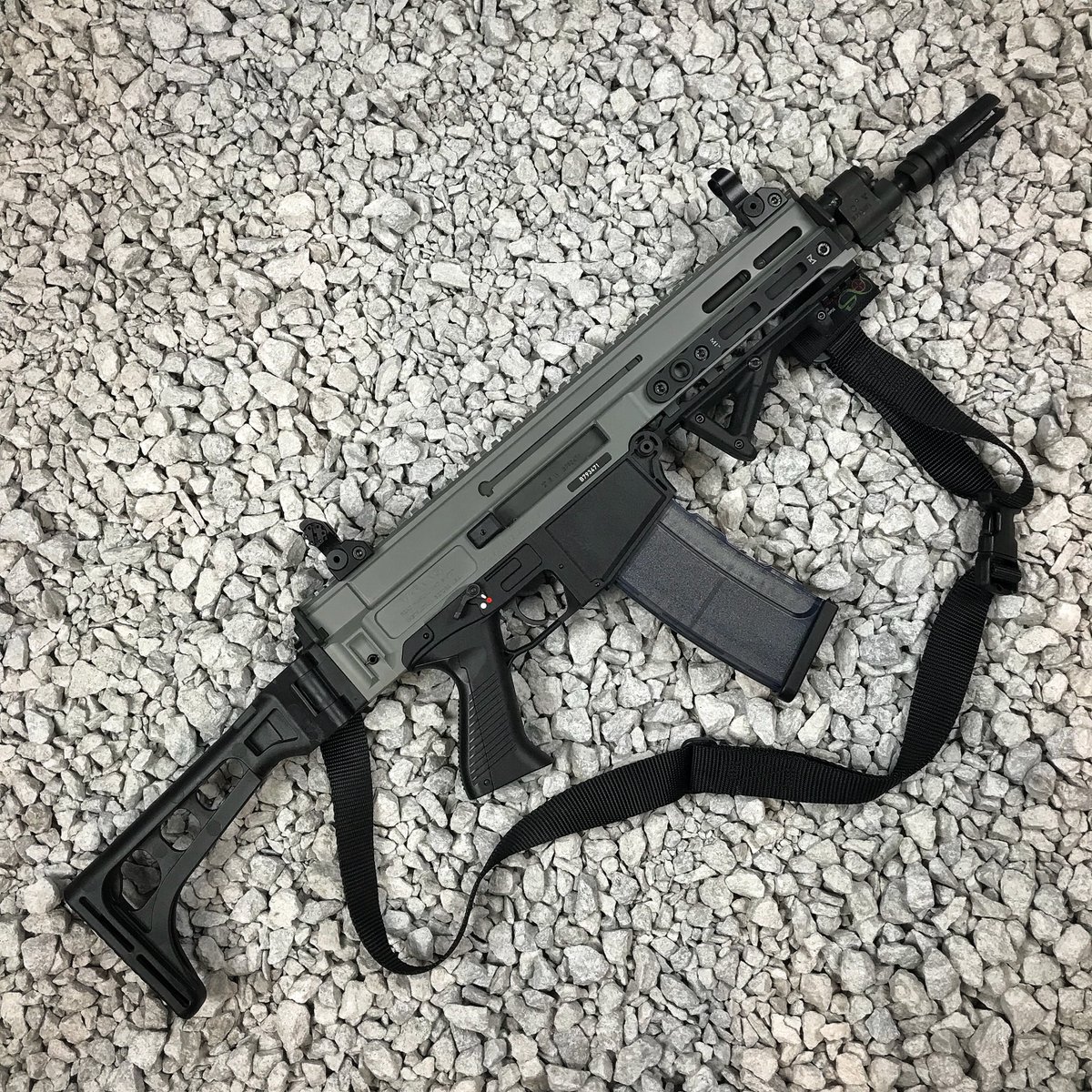 MAC_Arms's tweet photo. The SCAR program helped to reshape the look of modern infantry rifles like the Bren 805 seen here. It's commonly called the "Czech SCAR" for a good reason. This would evolve into the Bren 2. We will talk about the SCAR's influence on small arms in a coming MAC video! https://t.co/It18CHKMzI