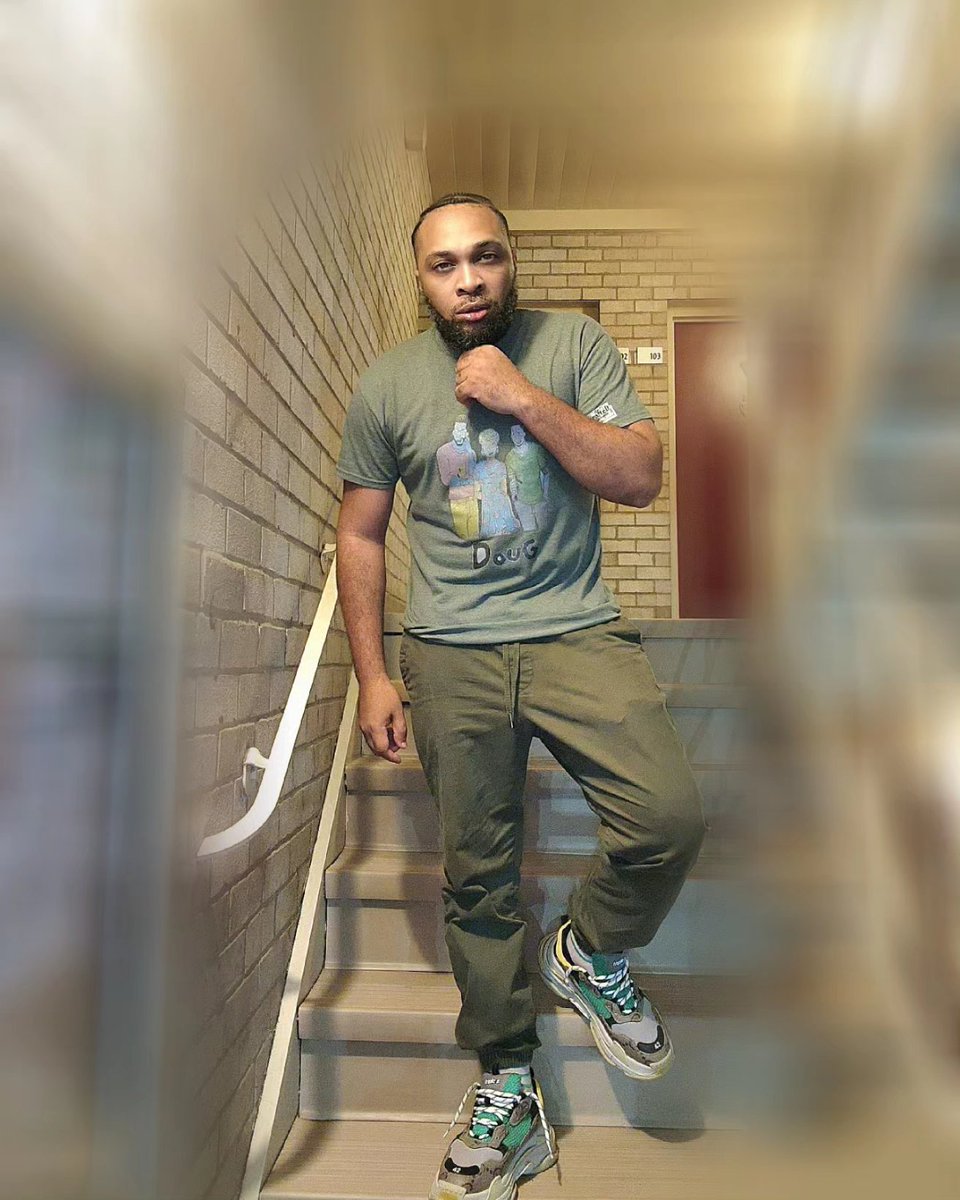 Sometimes you have to blur out all the background noises from people, places and things and FOCUS on you.
And that is completely okay...

#explorepage 
#hallwaychronicles 
#hallway 
#nicktoons
#gucci 
#green 
#beard 
#beardedmen