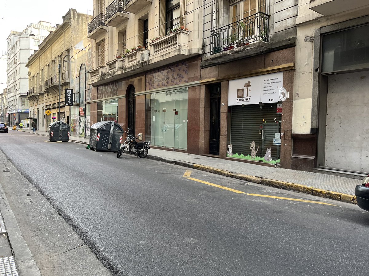flordelestero's tweet photo. Hola @claramuzzio yo sé q estás a full con la campaña pero aquí seguimos los vecinos reclamando q repongan el contenedor adonde estaba. Y eso que tenemos 3 en la cuadra!!! TRES!!!@BACiudadVerde @horaciorlarreta  @alekim_ok @gcba @renzomorosi https://t.co/urGypkHVAU
