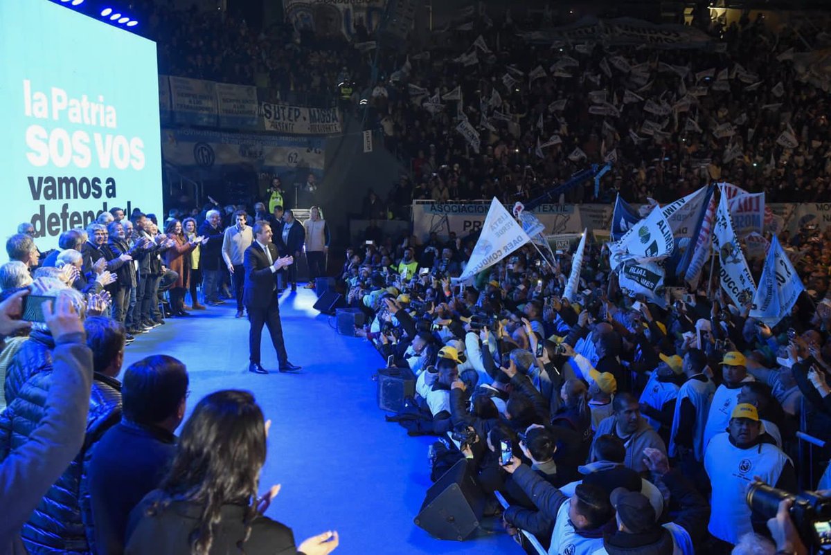 SergioMassa's tweet photo. Junto con @RossiAgustinOk y @wadodecorrido, les agradezco a @hectordaer y a todos los trabajadores de la CGT por confiar en nosotros para seguir defendiendo el empleo y la participación del salario en la distribución del ingreso en nuestro país.

Por historia y por convicción, somos los defensores de la producción y el empleo.
#DefenderALaPatria