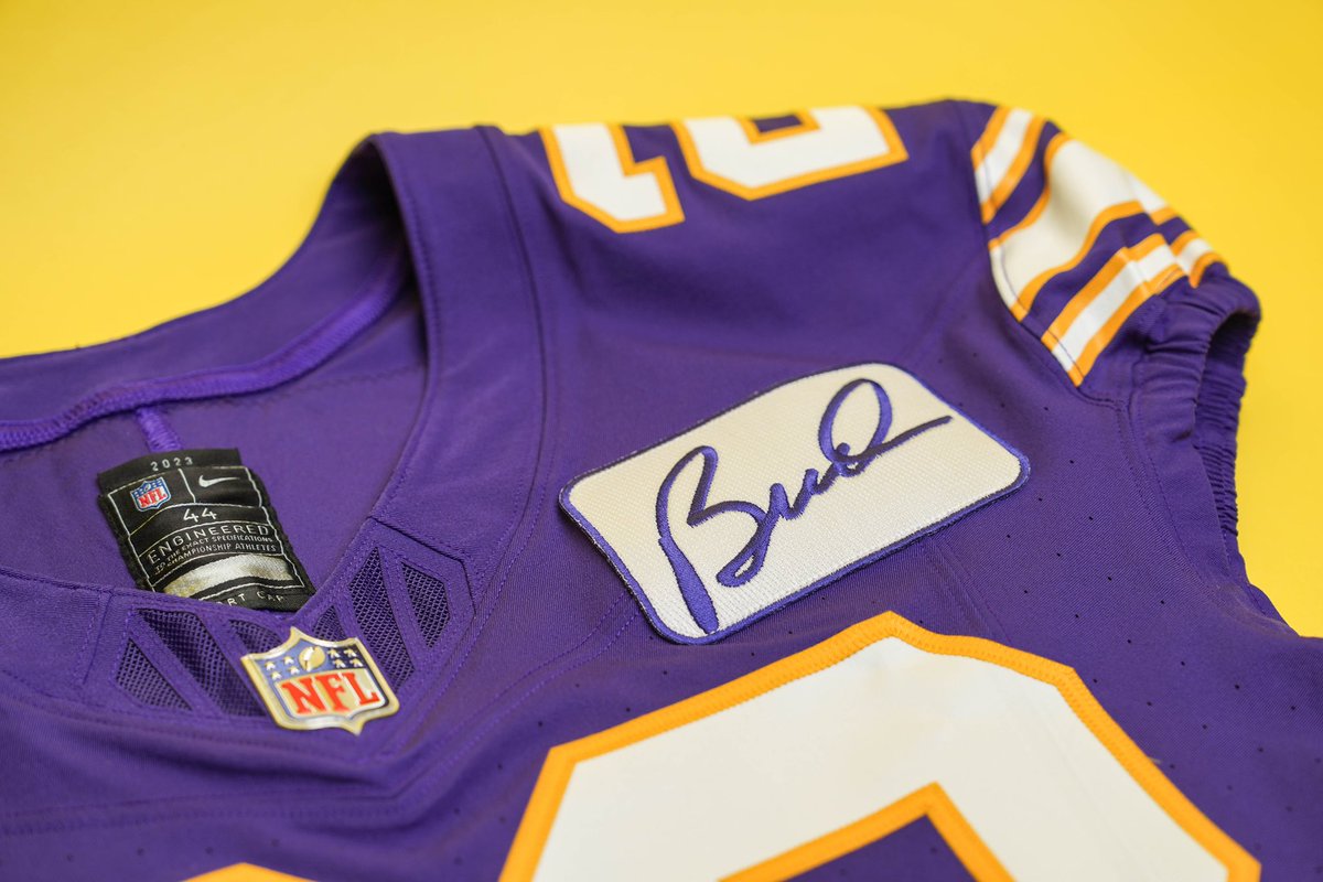 AdamSchefter's tweet photo. Vikings will wear a jersey patch on their classic uniforms honoring Bud Grant for their regular season opener against the Buccaneers. The team will also have a helmet sticker with Grant’s iconic signature throughout the entire season. https://t.co/5yoS5CgVv8