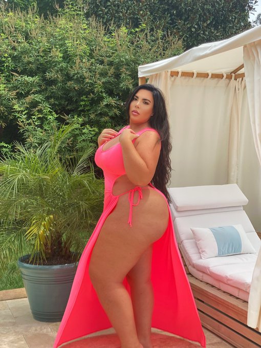 Retweet if you like my dress 💖 https://t.co/dMLvuCBEJc