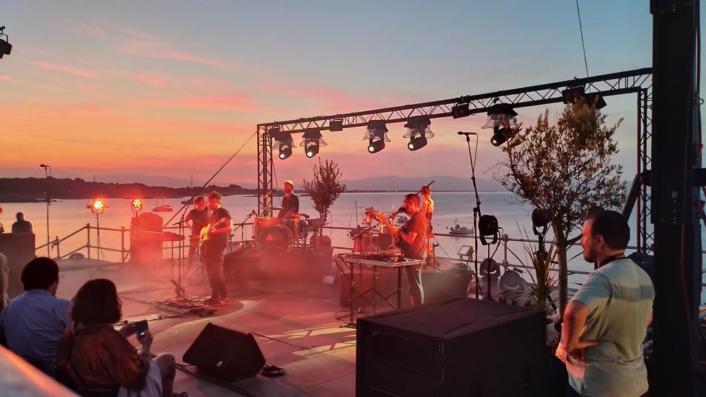 rosercortada's tweet photo. Aquest concert s'anava a fer un dia en què jo no tenia entrada i a sobre tenia la Covid. La tramuntana em va voler ser favorable i així vaig poder superar els dos obstacles. I quin regal! N'he gaudit molt! https://t.co/oF0bRHknMl