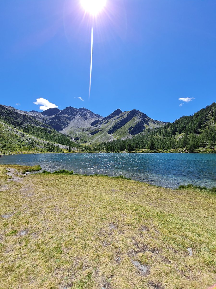 EffeElleYpsilon's tweet photo. Lago d'Arpy e #montebianco https://t.co/4i9Wg9WGAF