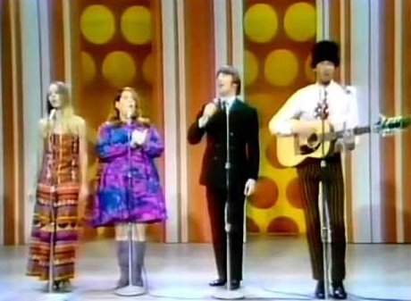 GingertrevTrev's tweet image. That time we saw the inside of the #MamasAndThePapas TARDIS...