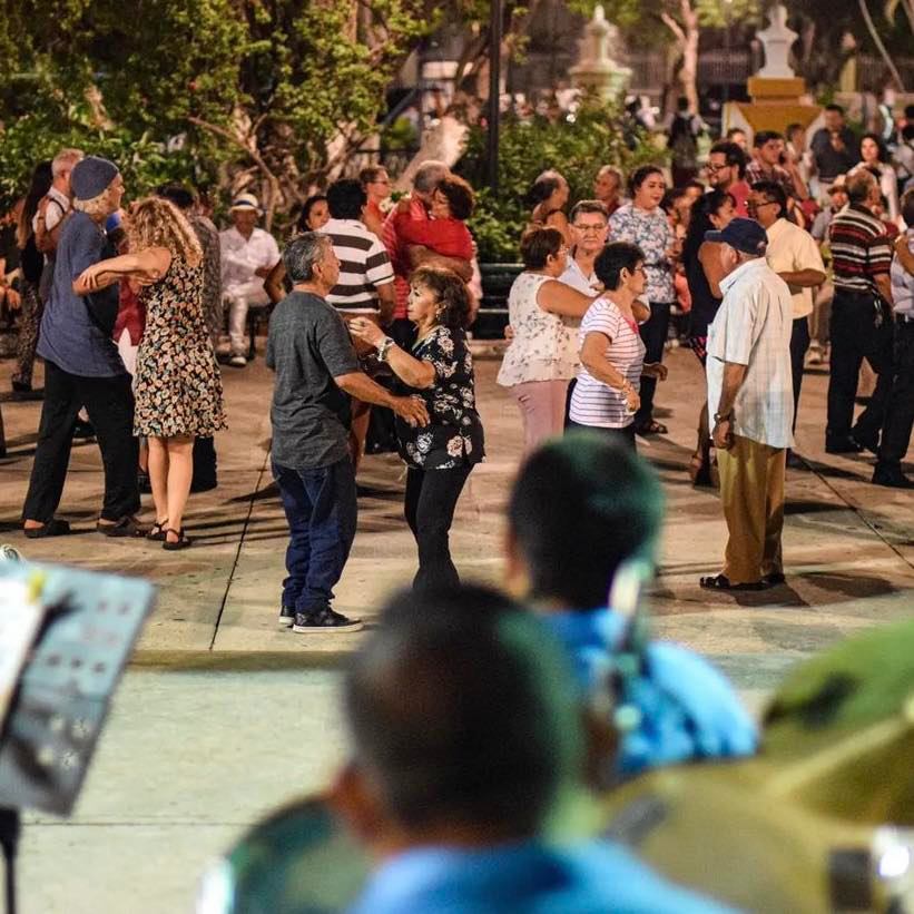 Revista_Yucatan's tweet photo. ¡Hoy es Martes de #RemembranzasMusicales 🎼 en el parque de Santiago!

Trae a tu acompañante y disfruten de la música, comida y baile que el centro de #Mérida tiene para ti 💃

#Visitmeridamx https://t.co/RoLPbNmqQC