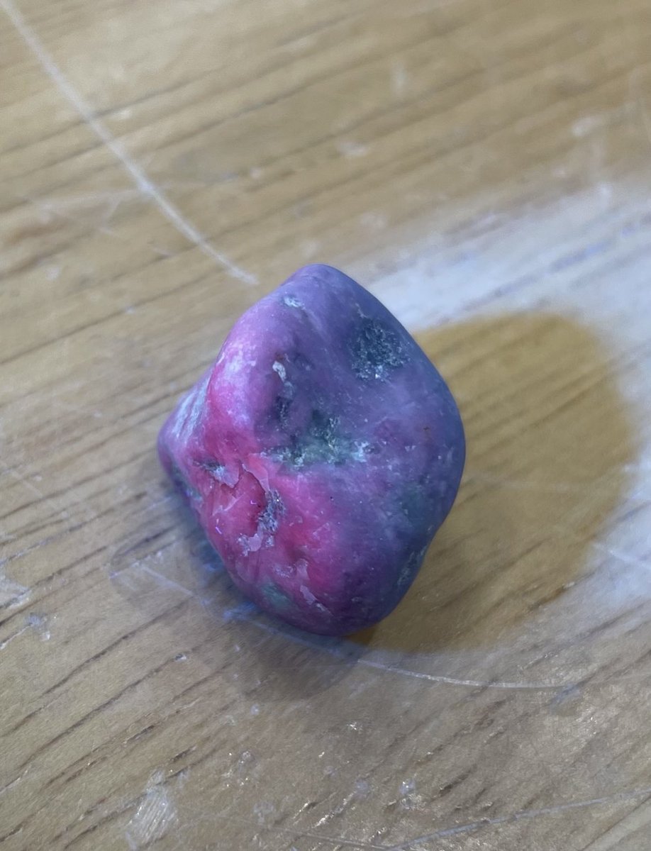 今日の糸魚川鉱物は、 赤く反応する鉱物「コランダム・ルビーの原石