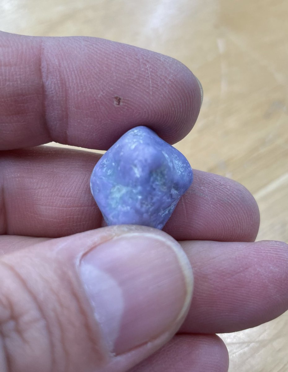 今日の糸魚川鉱物は、 赤く反応する鉱物「コランダム・ルビーの原石