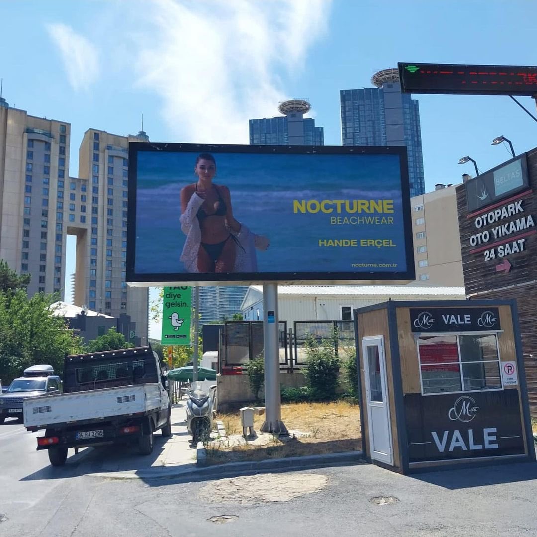 hande_spain's tweet photo. Hande en las carreteras de Turquía con su campaña ‘𝐁𝐞𝐚𝐜𝐡𝐰𝐞𝐚𝐫’ de Nocturne 🛣️👙 #HandeErçel #NocturneXHandeErçel #ASummerScenario https://t.co/iN3dNfdkSH