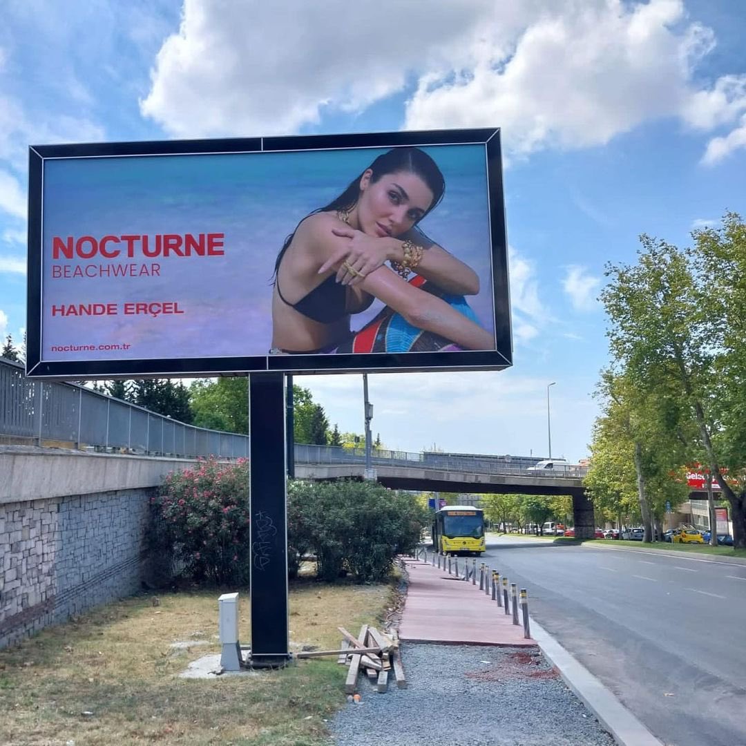 hande_spain's tweet photo. Hande en las carreteras de Turquía con su campaña ‘𝐁𝐞𝐚𝐜𝐡𝐰𝐞𝐚𝐫’ de Nocturne 🛣️👙 #HandeErçel #NocturneXHandeErçel #ASummerScenario https://t.co/iN3dNfdkSH