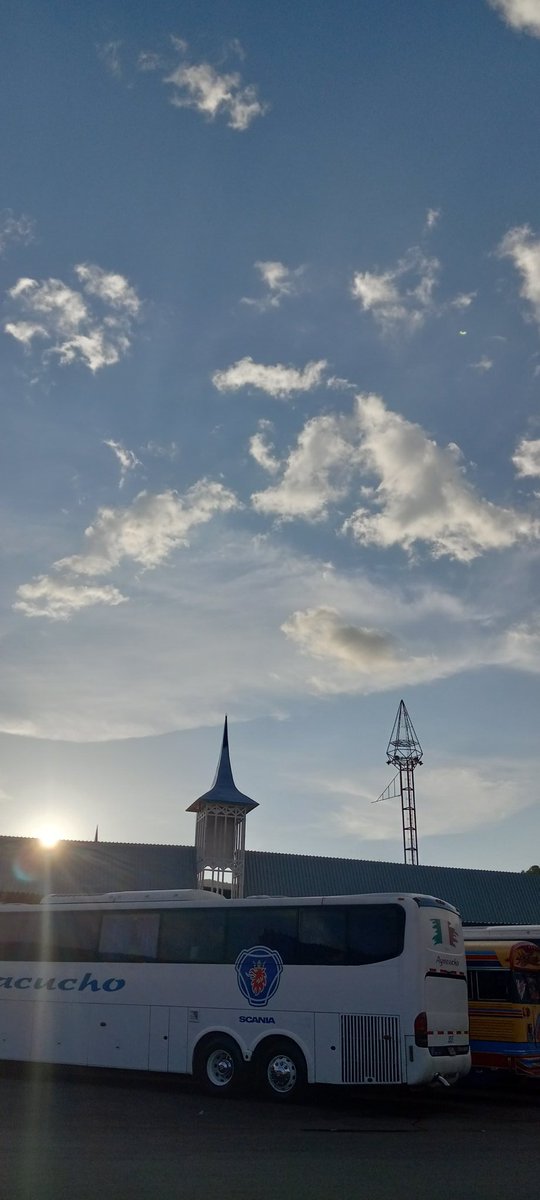 ptopelo's tweet photo. El cielo azul que ésta hora #BigLow #Valencia https://t.co/HpLANSga80