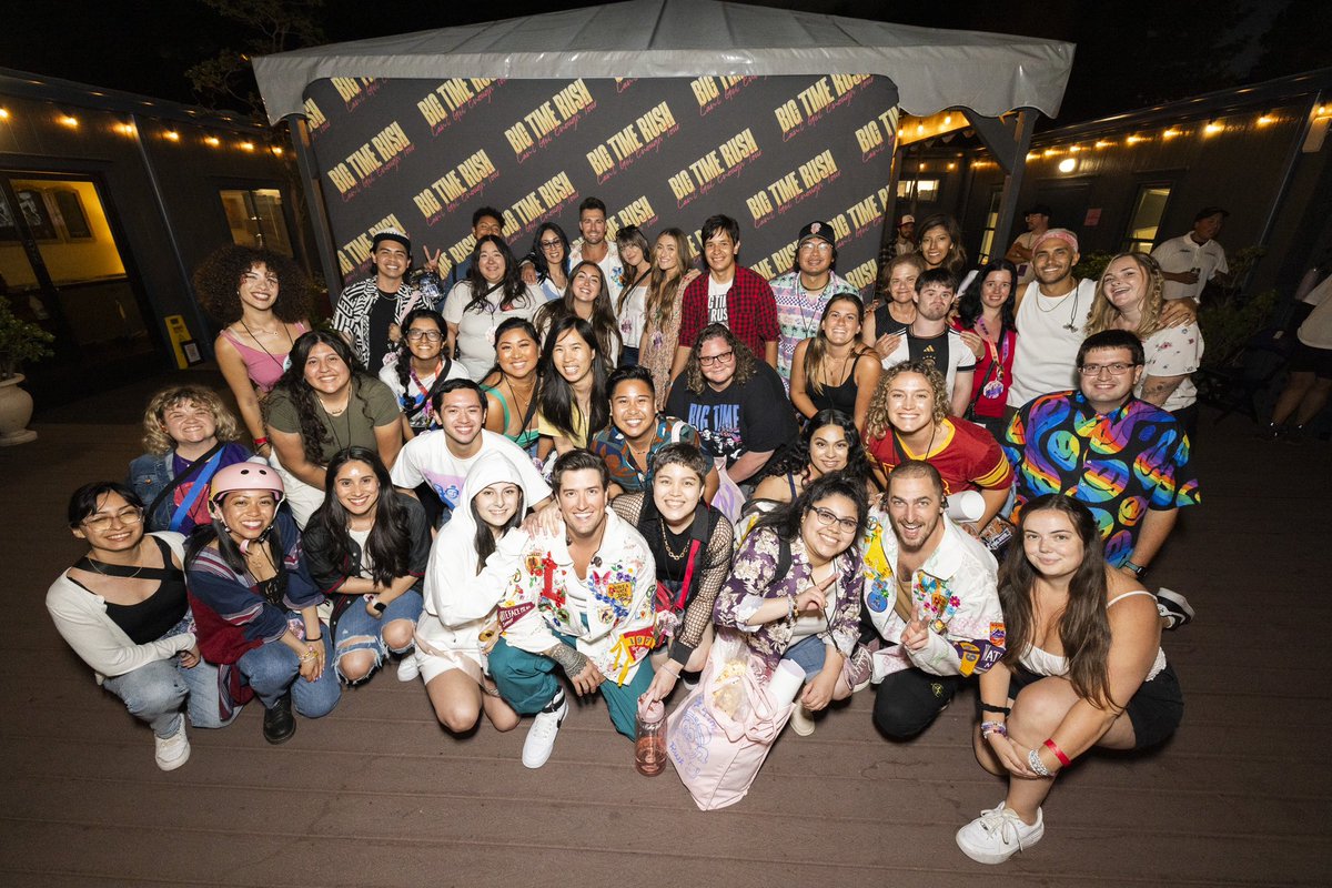 LAAAWEEN's tweet photo. i love you endlessly @1LoganHenderson @HeffronDrive @jamesmaslow @TheCarlosPena @bigtimerush 💜💜💜 https://t.co/WpkkPUTixe