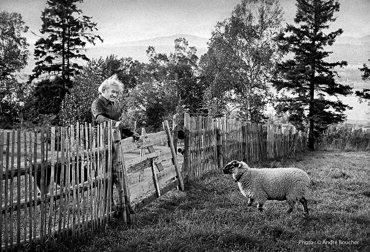 Félix Leclerc, résidence, St-Pierre, Île d'Orléans 1981
Photo tirée de ma nouvelle édition de tête (qualité d'impression supérieure) avec étui pour les collectionneurs.
Limitée à 30 copies, numérotée et signée.
Disponible sur mon site andreboucher.com