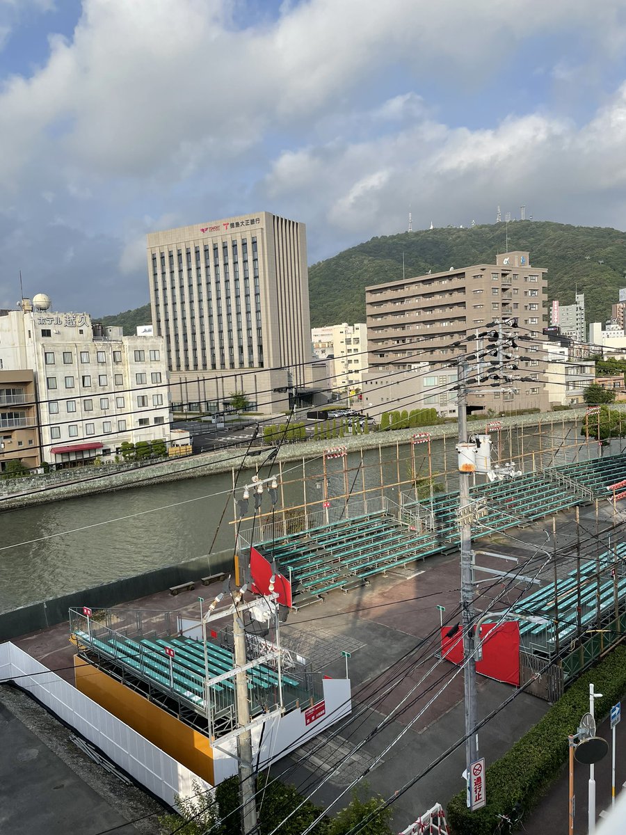 Adwaa_2304's tweet photo. 徳島では毎年8月12～15日の間、#阿波おどり が開催されます🏮
こちらは準備中の様子を収めた一枚
暑さに負けず楽しく踊って、夏の風物詩を堪能しましょう！

アドワーでは #ICT支援員 さんを募集中！
ご応募・お問合せは下記リンクから⤵︎
https://t.co/vuBNvAbfZL
皆様のご応募をお待ちしています✨ https://t.co/IqJaxkGzV2