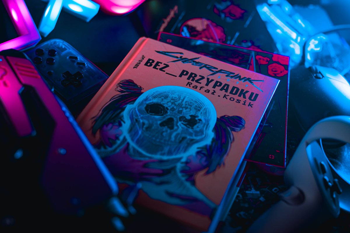 grapodpada's tweet photo. Chyba nie mamy innego wyjścia... musimy ponownie spalić to miasto! 😎
Recenzję książki "Cyberpunk 2077: Bez przypadku" na naszej stronie! 🔥
Recenzja - https://t.co/CqnMDRCs41
Zdjęcie autorstwa @okiemgeekapl
#grapodpada #Powergraph #cyberpunk #książki #recenzja @CDPROJEKTRED https://t.co/UnGnY0MRE5