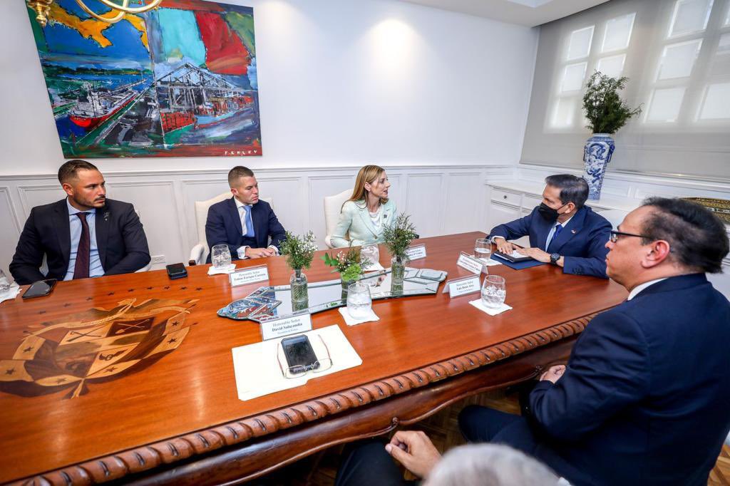 NitoCortizo's tweet photo. Sostuve una reunión con miembros de la Junta Directiva de los Miami Marlins, franquicia de la @MLB, que escogió a Panamá como uno de los tres países para expandir su imagen y presencia en América Latina. 🇵🇦⚾️ #TrabajandoPorPanamá https://t.co/5cPhF2NqyW
