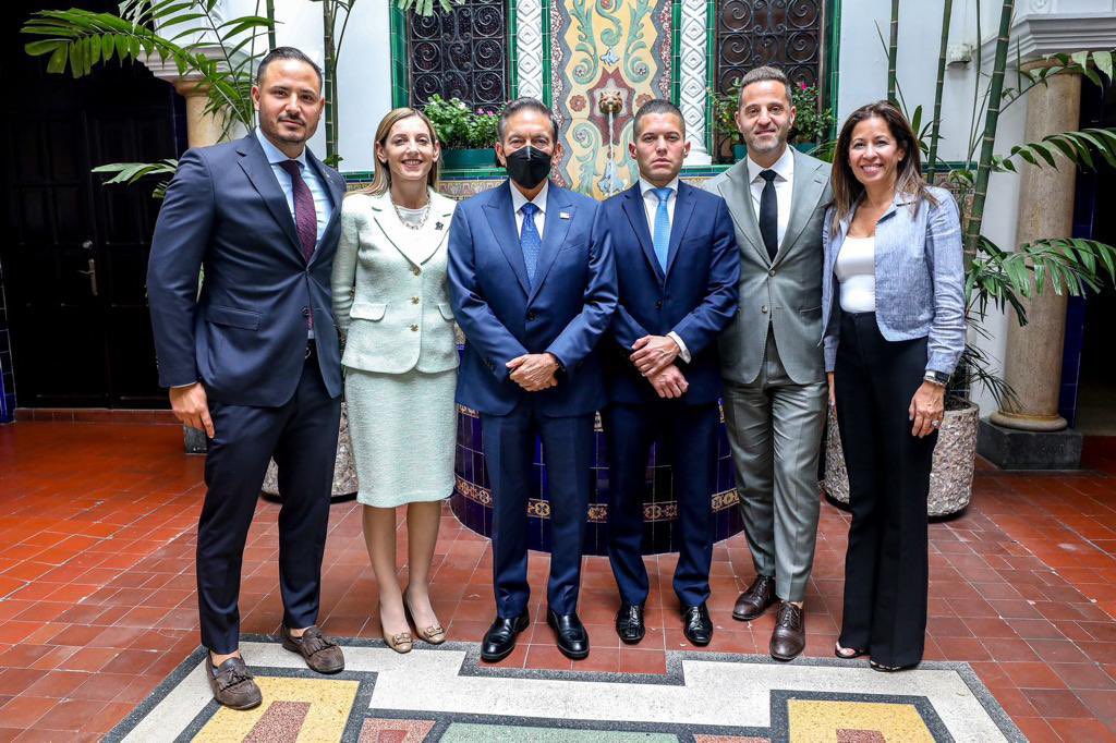 NitoCortizo's tweet photo. Sostuve una reunión con miembros de la Junta Directiva de los Miami Marlins, franquicia de la @MLB, que escogió a Panamá como uno de los tres países para expandir su imagen y presencia en América Latina. 🇵🇦⚾️ #TrabajandoPorPanamá https://t.co/5cPhF2NqyW