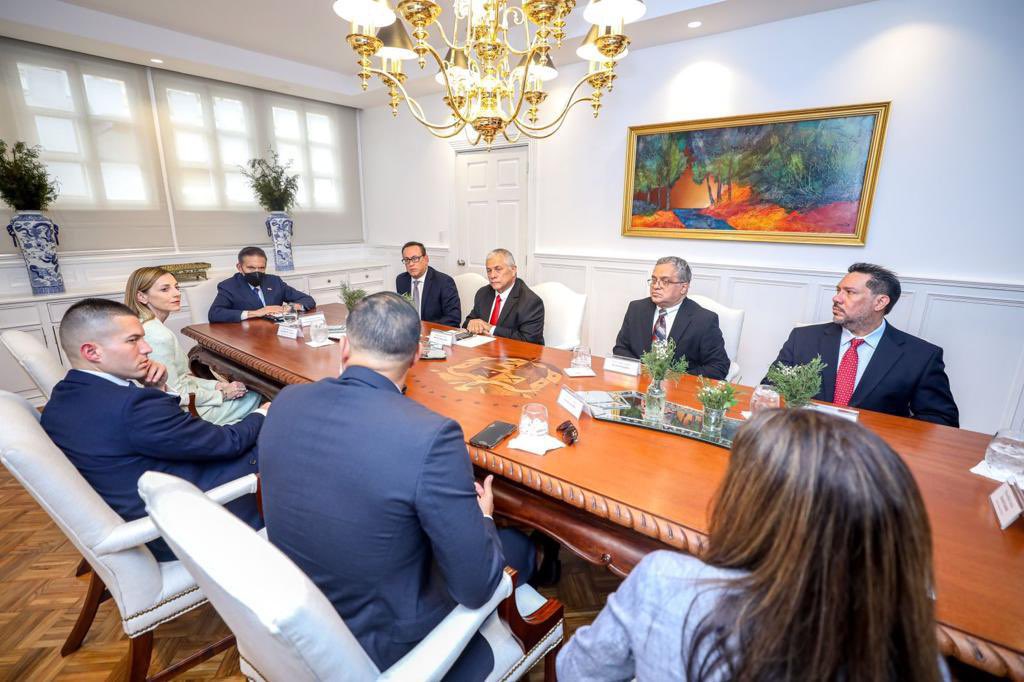 NitoCortizo's tweet photo. Sostuve una reunión con miembros de la Junta Directiva de los Miami Marlins, franquicia de la @MLB, que escogió a Panamá como uno de los tres países para expandir su imagen y presencia en América Latina. 🇵🇦⚾️ #TrabajandoPorPanamá https://t.co/5cPhF2NqyW