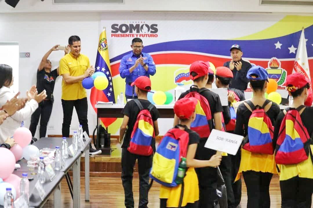 torrealbaf's tweet photo. #8Ago || Desde el Salón "Morochito" Rodríguez del @INDeporteVE participamos en la Jornada de Trabajo N°74 de la Vicepresidencia Social y Territorial.
@NicolasMaduro 
@delcyrodriguezv 
@MervinMaldonad0
@ViceSocialT_ve https://t.co/uEx9Jlh4K7