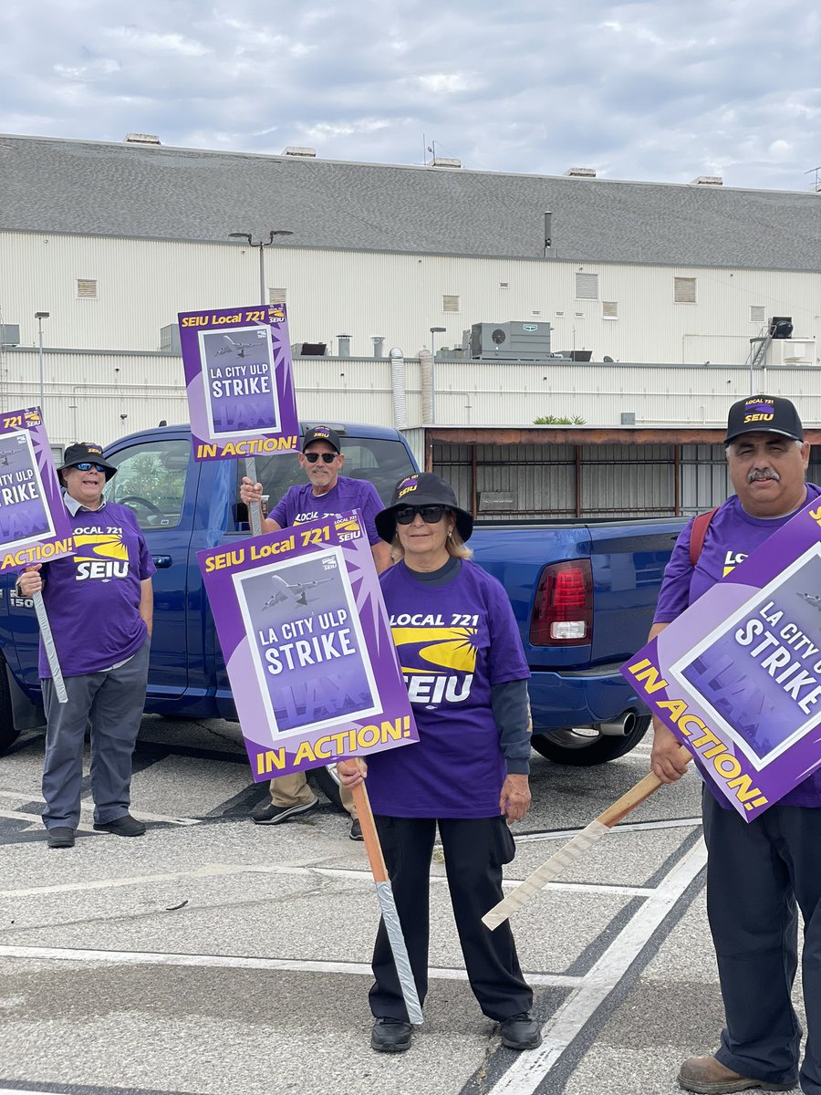 LAX swing shift workers are ready to take on the baton and finish this #ULPStrike strong. Hour 15:00. 
🪧🔥✊🏾 @SEIU721