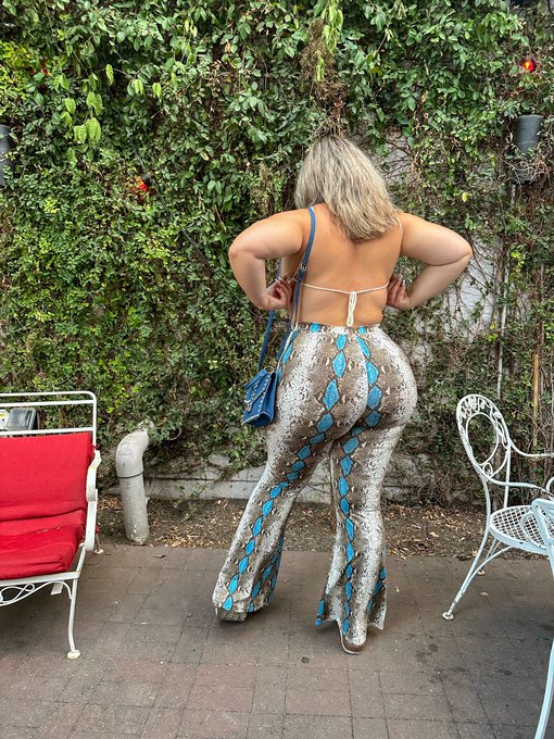 🫦🫶🏼 #OOTD https://t.co/rhl0K7wQbT<a href="/tag/ootd"class="tags">#OOTD</a>