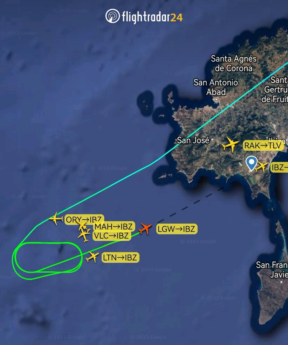 Varios aviones en espera al oeste de #Ibiza esperando a que se produzca el lanzamiento de fuegos artificiales en las inmediaciones del aeropuerto. #SafetyFirst