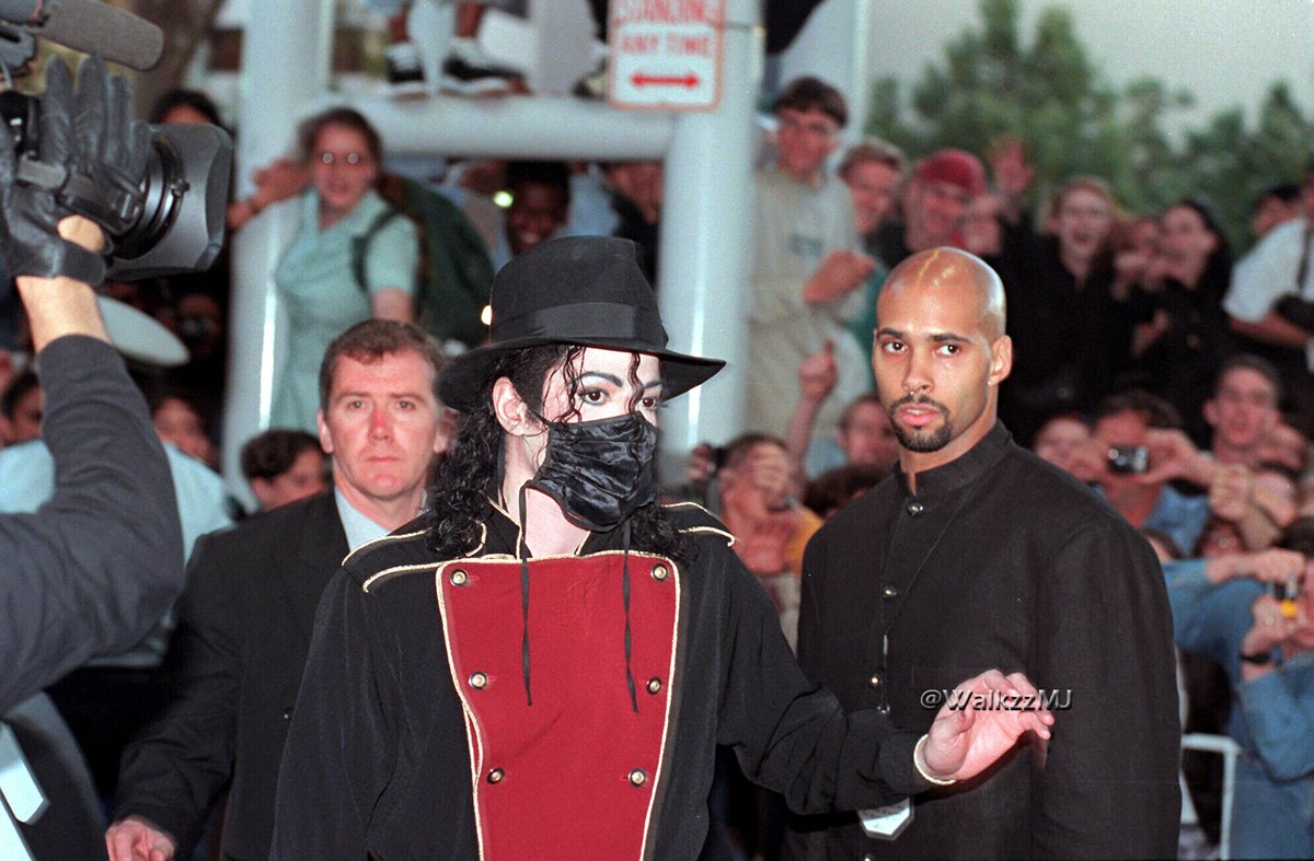 [HQ] Michael In Adelaide, Australia Nov. 26, 1996.  

#MichaelJackson #Kingofpop #dangerousera #celebrities #persons #children #mjjinocent #mjfan #rocksoul #australia #adelaide #historyera #soulbrothers #mjjlegacy #badera #kultur