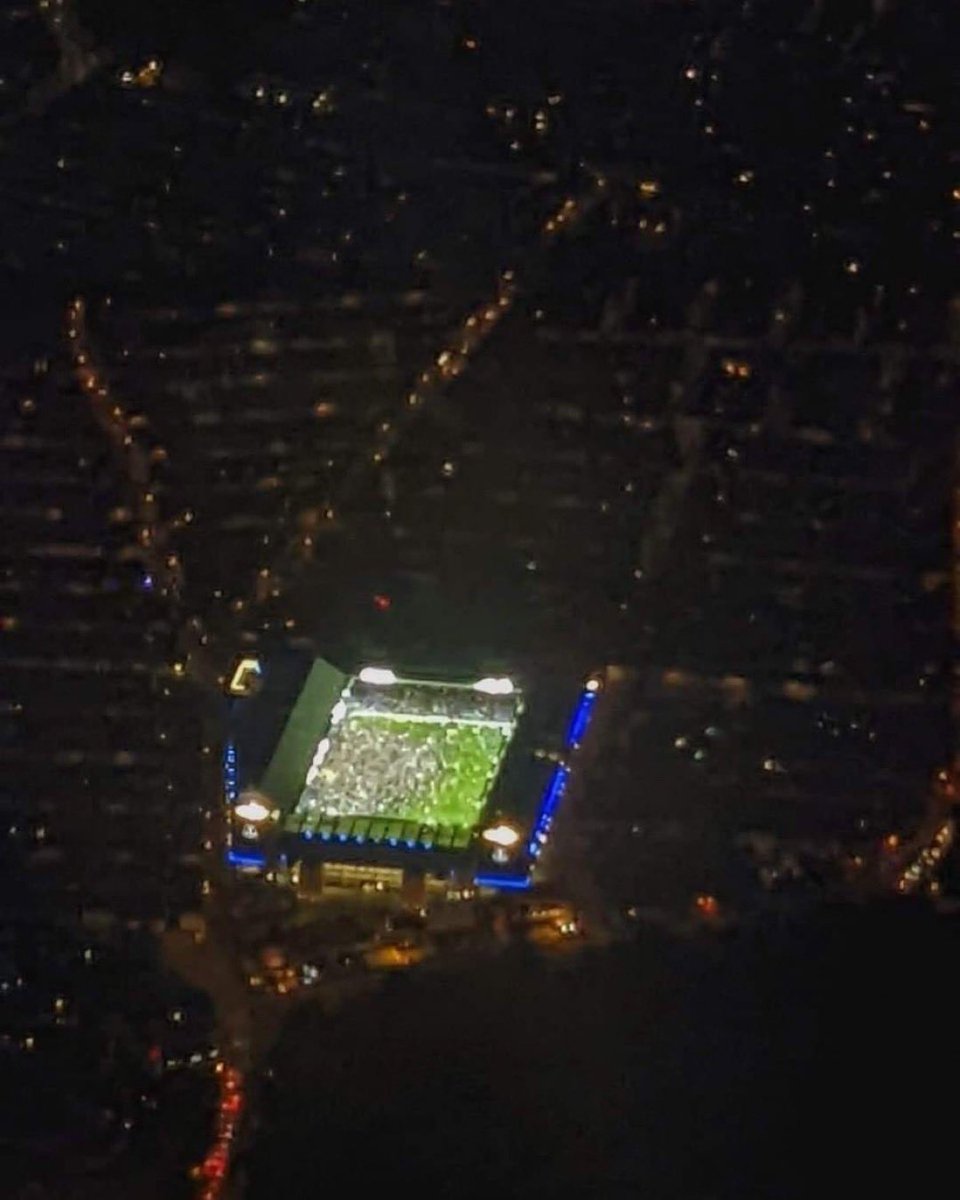 efcstaffo's tweet photo. Never seen this before, this is from a flight above goodison after the palace comeback. What a photo 😍 https://t.co/LJWZ38cyYe