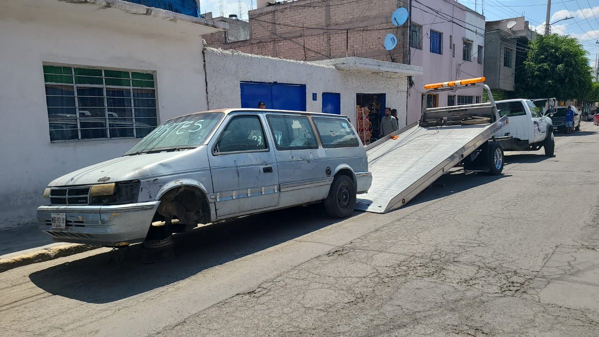 Hoy, como parte del programa "Calles sin Chatarra, Calles más Seguras", los compañeros del Departamento de Normatividad ejecutaron el operativo de retiro de vehículos en las colonias Granjas Independencia y Altavilla, remitiendo a corralón estos dos vehículos.