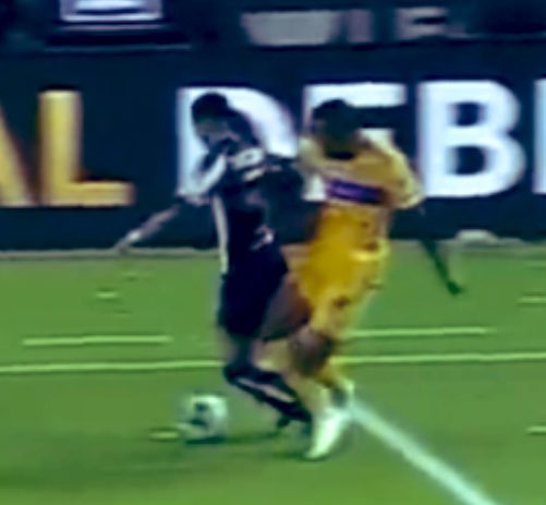 AlejandroFunk22's tweet photo. Penal claro para @Rayados por zancadilla imprudente dentro del área penal  y además un pequeño desplazamiento con sus brazos por parte del defensa. 
Mal el VAR por intervenir en esta jugada. https://t.co/2gmgZfBLy9