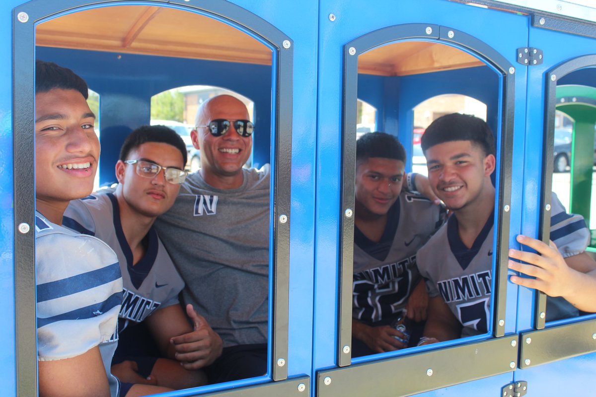 Thanks to @NimitzFootball1 always coming out to support the Southside.
Was awesome to see @Coach_M_A_Small and @STUCOachQ getting in the dunk tank.😆 🤣#nimitznation💙