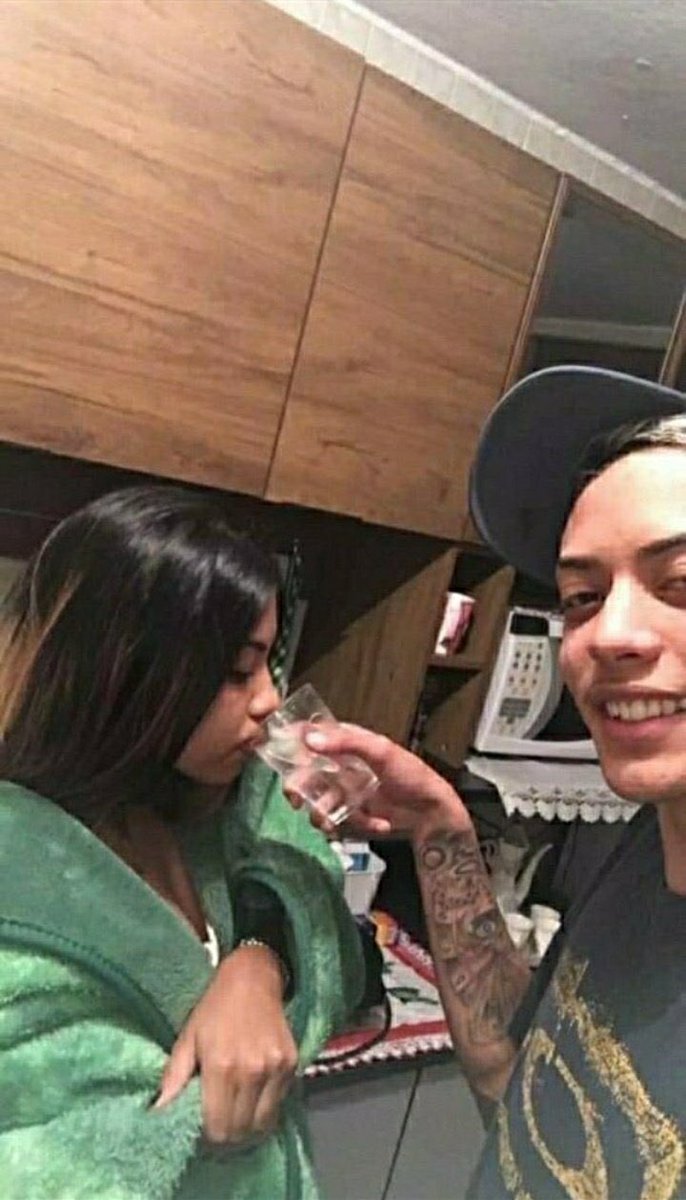 Eu: vou ficar fazendo suas vontade não 

Ela: vida to com sede 

Eu: