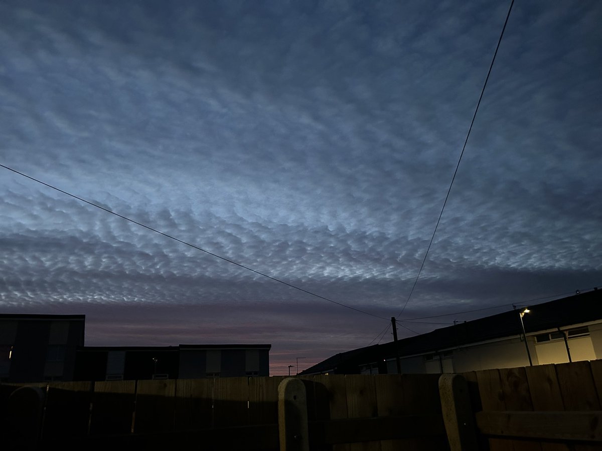 Andyofhull's tweet photo. Makeral sky over bransholme 04.45 this morning @kerriegosneyTV @Hudsonweather https://t.co/StKIbhR7Sb