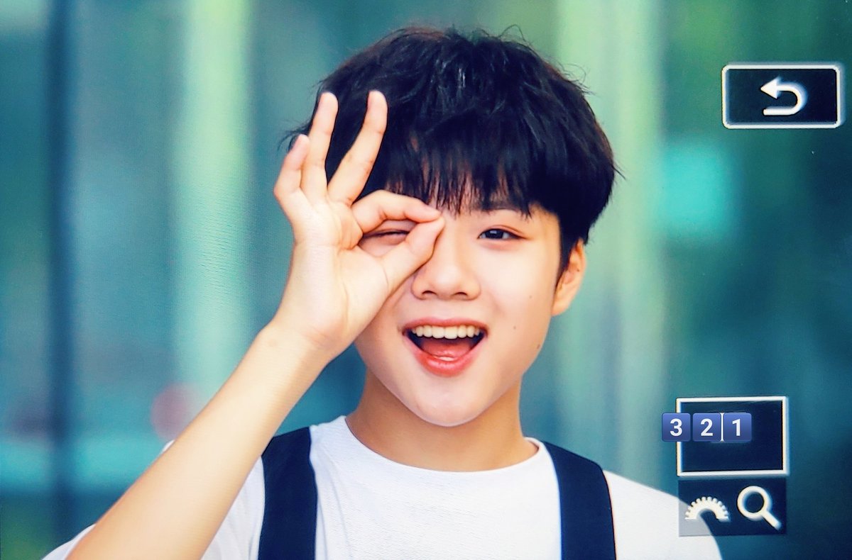 321chanwon's tweet photo. 230809 쇼챔 미팬 #더윈드 #안찬원

👌🏻✌🏻☝🏻🫶🏻
아 진심 찬원이 웃는거 너무예뿜🥹🥹🥹🥹🥹 https://t.co/k5fZzbZ9G6