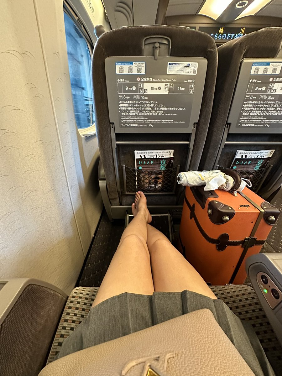 新幹線はくつも靴下も脱ぐ