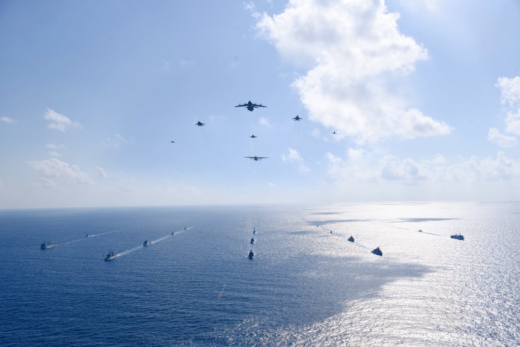 Creating History.

Kesepaduan angkatan laut dan udara dalam melaksanakan operasi bersama dizahirkan dengan 'photo exercise' sempena #EksANGSA 14/23 di sekitar Laut China Selatan. PHOTEX merupakan klimaks kepada Fasa FIT yang bermula 2 Ogos lalu.
#Interoperabiliti
#AngkasaSamudera