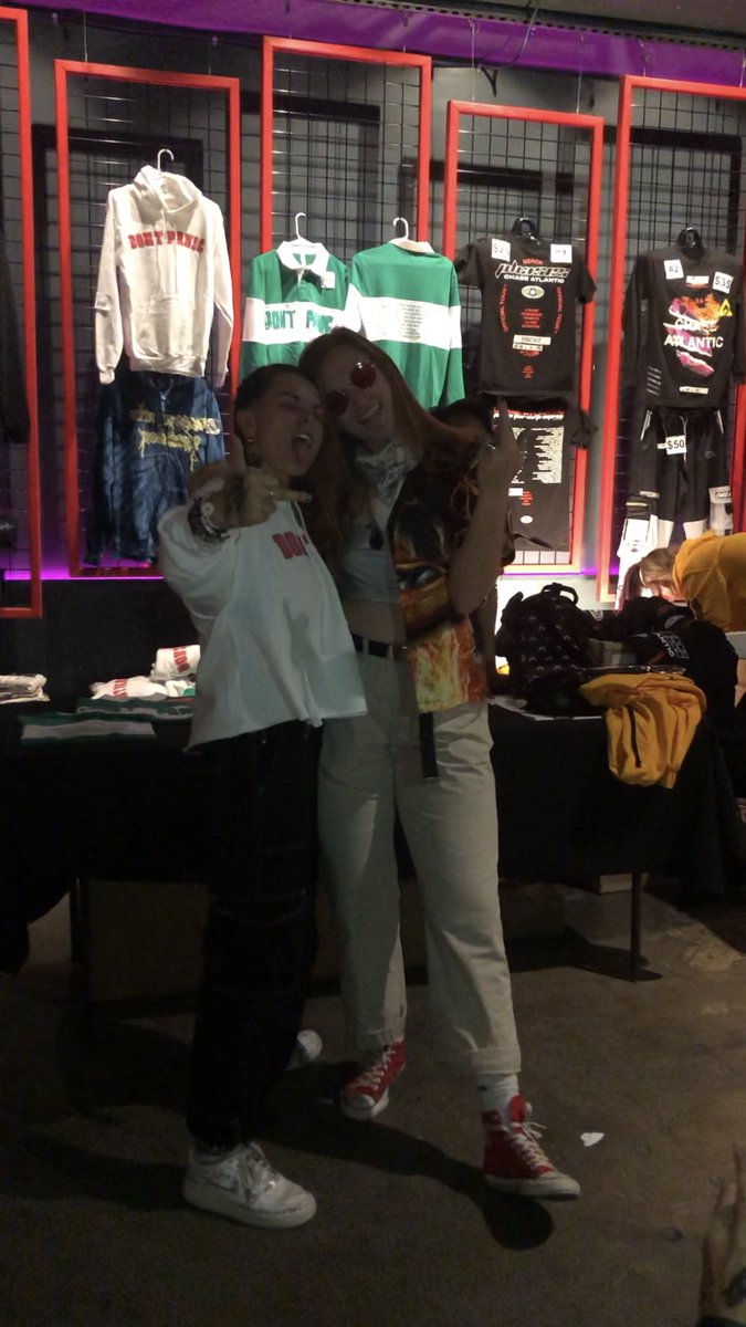 _ehunter's tweet photo. IG won’t load this pics for some reason but celebratory post bc i am reunited in ATX w @LaurenSanderson in 3 days 😝😻🖤👏🏻 https://t.co/PJJlb9YeDd